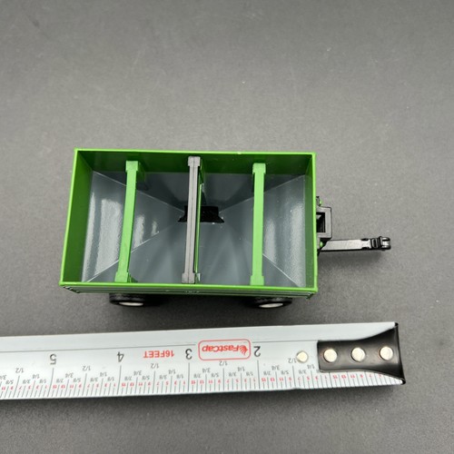 ERTL J & M Gravity Grain Wagon 4 1/2" Green 680/760 - Picture 2 of 13