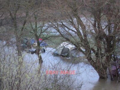 FOTO GLÜCKLICHE CAMPER SEMIPERMANENTE CAMPER AM ZUSAMMENFLUSS VON BULSTAKE STREAM UND