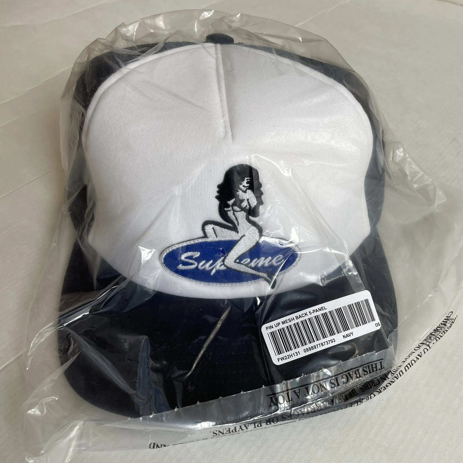 Casquette chapeau tucker Supreme PIN UP dos maille 5 panneaux en NOIR AW22 semaine 2 authentique