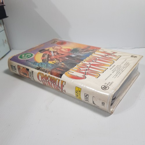 EXCELLENT Cond. Crocodile Dundee Original 1987 Movie VHS Clamshell Tape - Picture 5 of 16