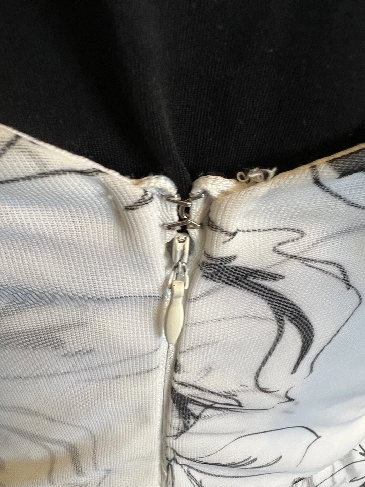 Vestido para mujer Le Chateau estampado floral granulado crepé cuello en V blanco y negro talla XS Foto 4 de 4