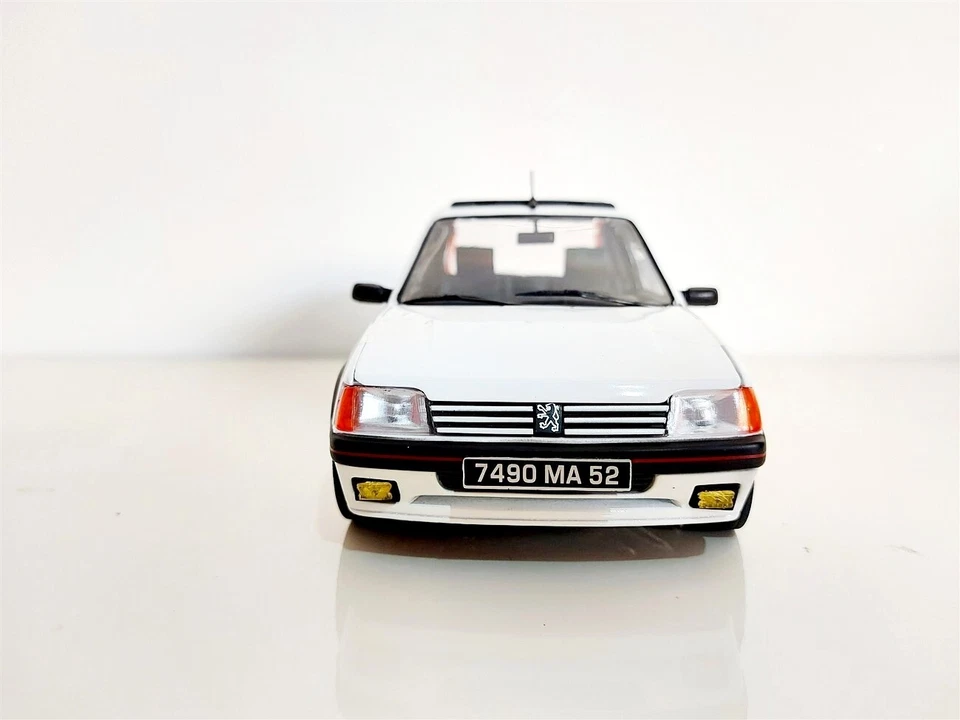 Peugeot 205 GTI 1.6 Bianco del 1988 - 1/18 Norev - Immagine 2 di 4