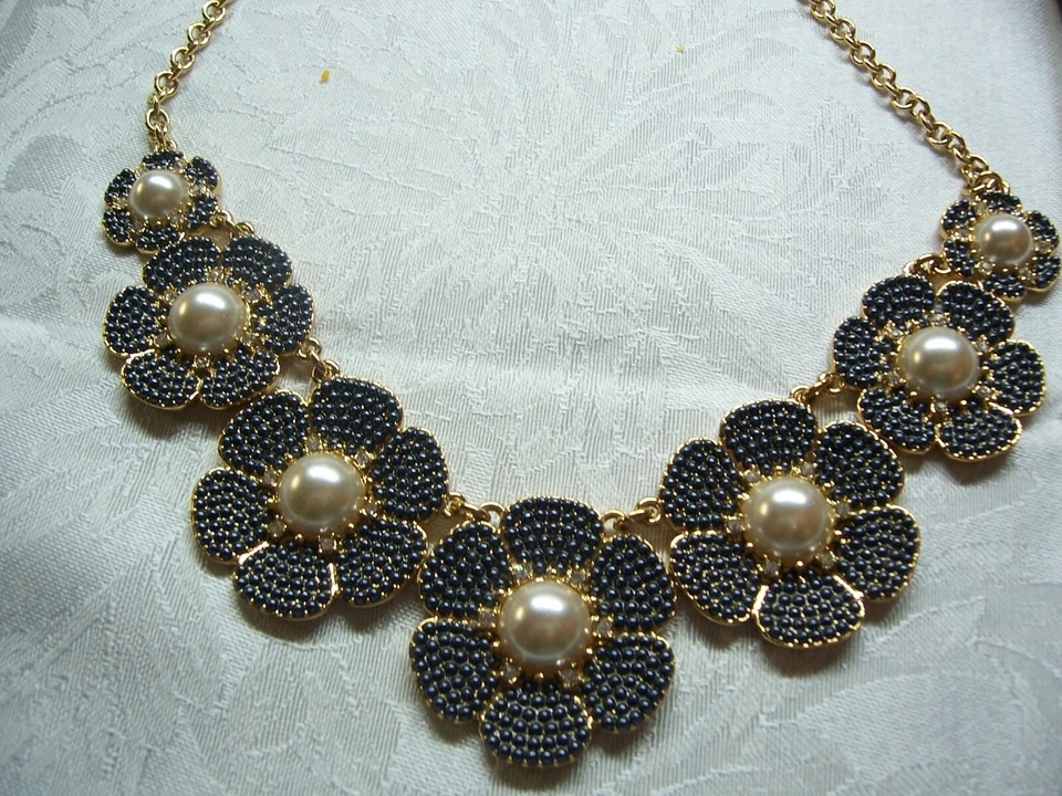 Collar Kate Spade Noche Negro y Dorado Reina Abeja Collar Auténtico Con Bolso Foto 2 de 4