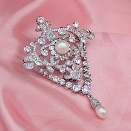 Queen Victoria’s Golden Jubilee Brooch, Royal Brooch Replica, Queen Elizabeth 11 - Picture 6 of 24