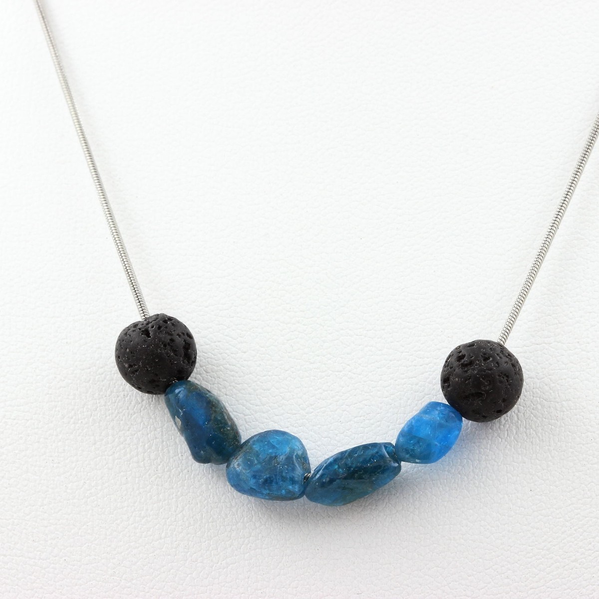 Choker en pierre naturelle d'apatite bleu, perles fines, chaine doré 1