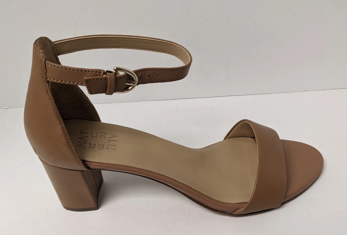 Naturalizer hotsell narrow sandals