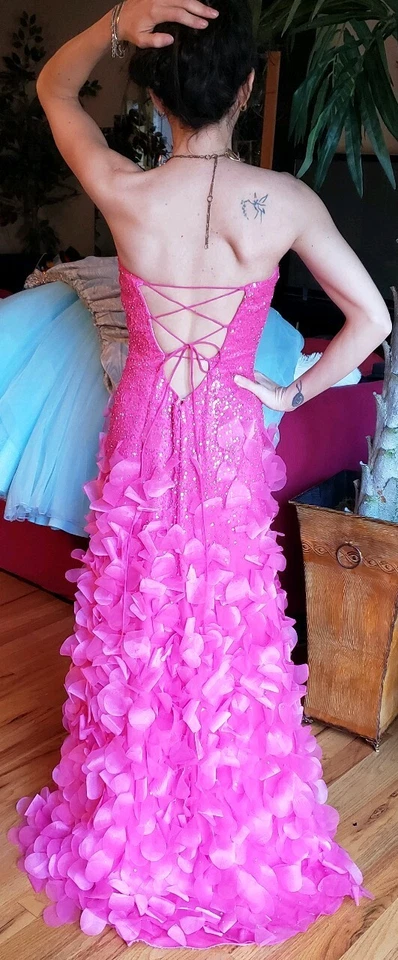 Vestido de noche único sin tirantes rosa pétalo con cuentas talla 4 se adapta a 6, espalda con cordones. Foto 4 de 4