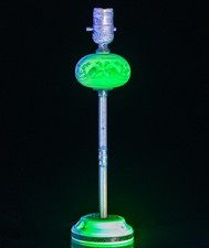 GREAT c1920 ART DECO FRENCH GREEN OPALINE URANIUM GLASS & BRASS TABLE LAMP GLOWS