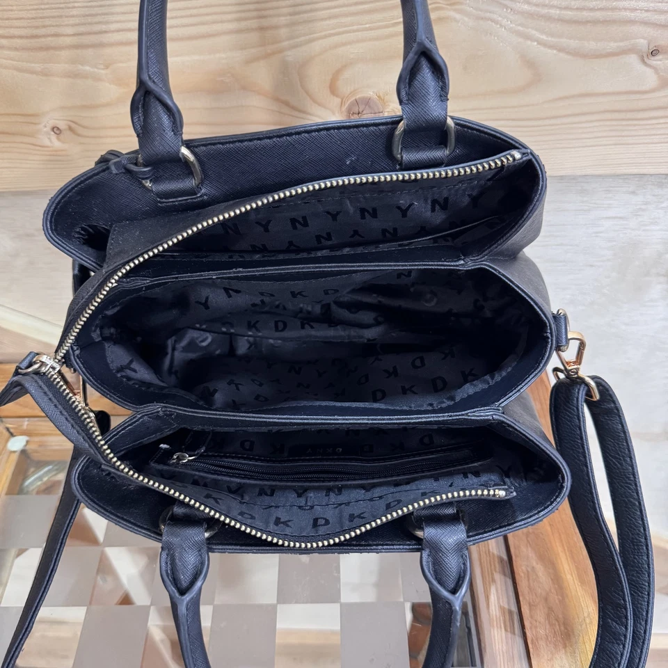 Bolso Cartera DKNY para Mujer Negro Estructurado Asa Superior Cartera de Hombro Herrajes Dorados Foto 4 de 4