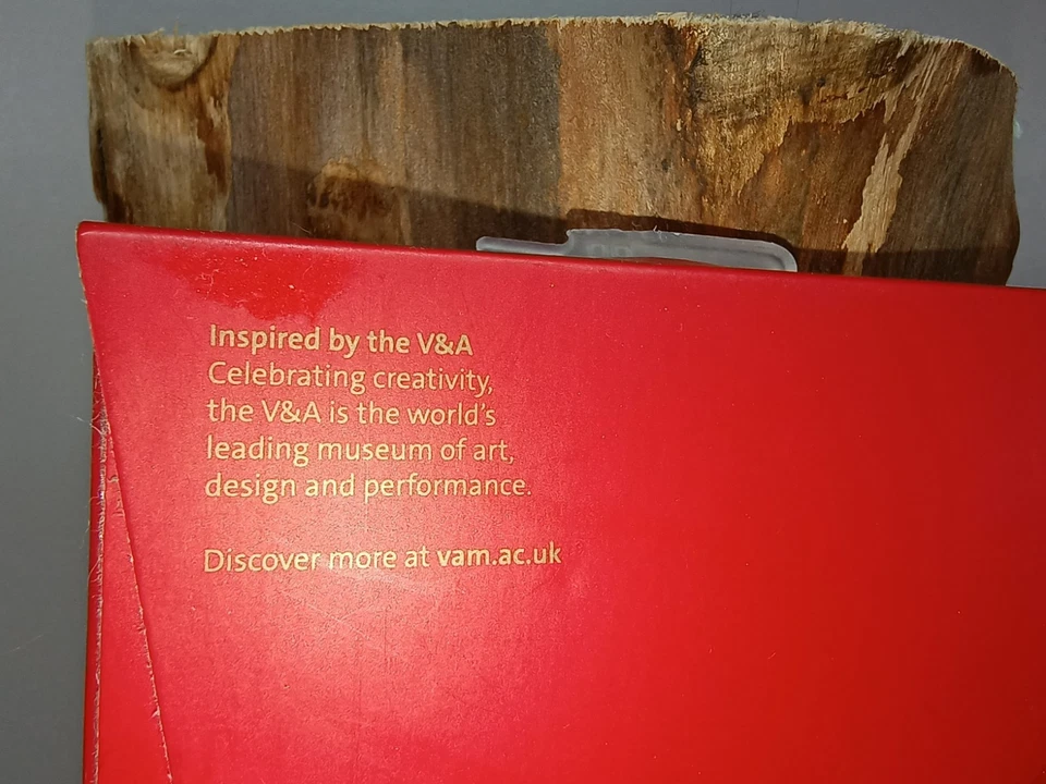 V&A inspired embroidery'Golden Lily' DMC Cross Stitch Bookmark Kit 2.4in x 7.7in - Image 3 of 4