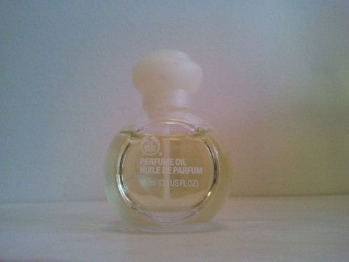 Vintage The Body Shop Madagascan Vanilla Flower 15ml Perfume Oil Splash 90% Full - Picture 2 of 3