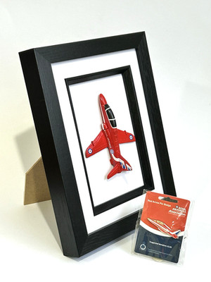 RAF Red Arrow's BAe Hawk Druckguss Flugzeug in Rahmen & Pin Abzeichen Corgi Showcase Code3