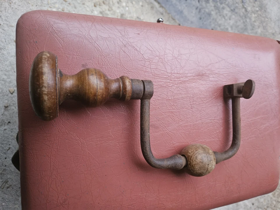 Vilebrequin Chignole A Main Outil Ancien Peugeot Frères Bois Et Fonte - Photo 2/4