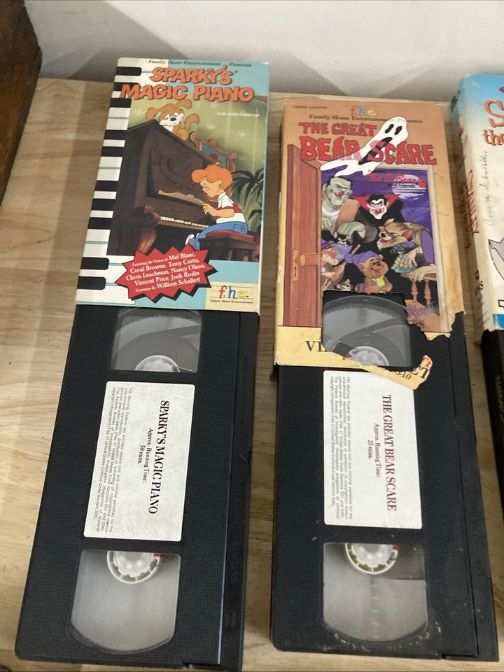 Lot 8 Bucky O'Hare On the Blink VHS Tape F.H.E stanley ugly duckling Clifford - Image 2 of 4