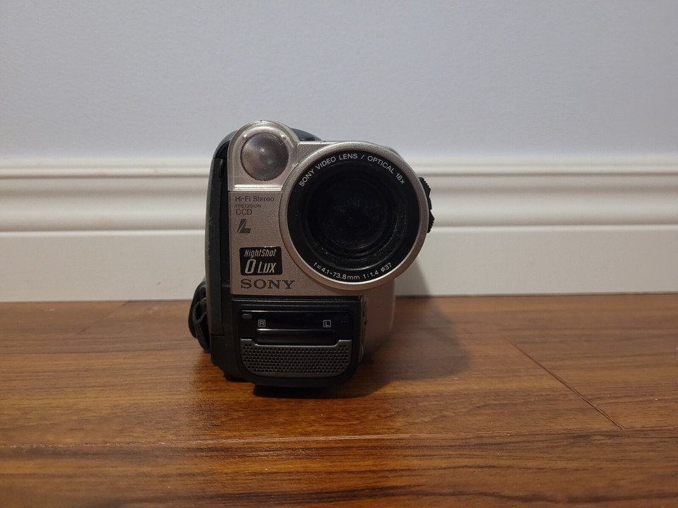 Sony CCDTR940 Handycam Hi8 Video Camera Camcorder for Parts or Repair