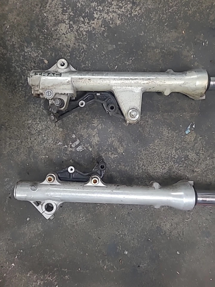 Juego de suspensiones horquillas delanteras izquierda y derecha Honda VF750C V45 Magna 1982-1983 Foto 2 de 4