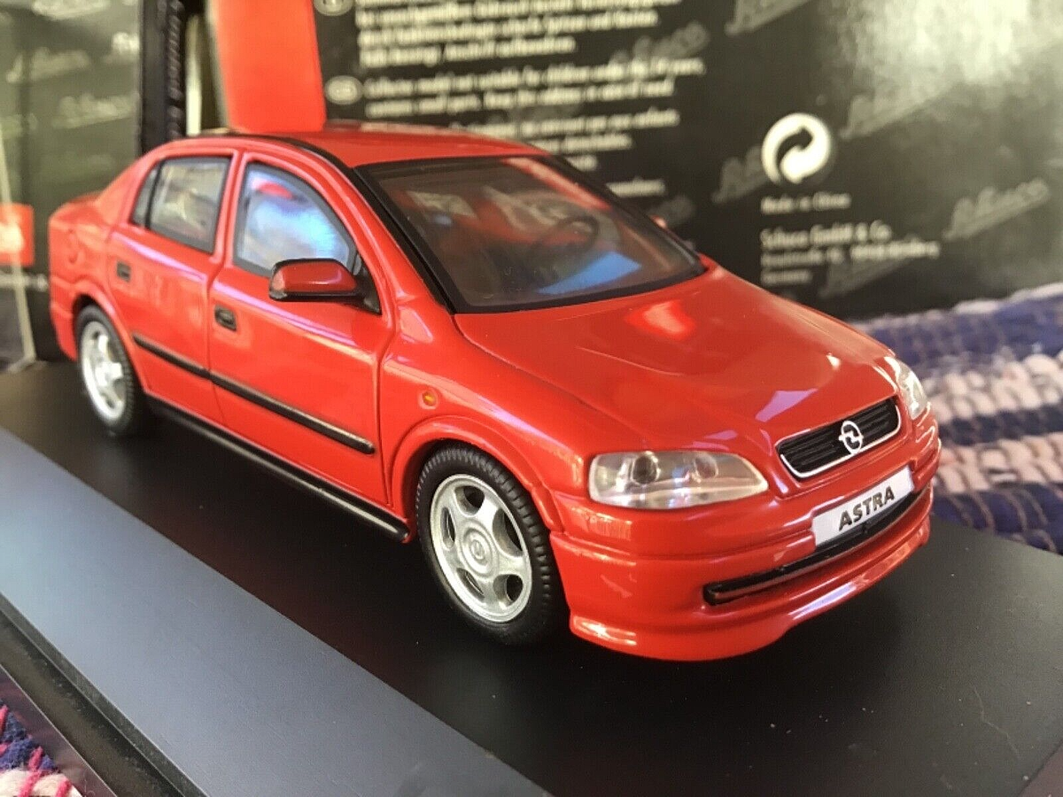1/43 Schuco , Opel Astra, 2000, bright red ,4 door sedan, mint++