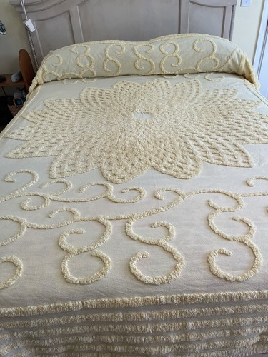 Vintage Solid Yellow Heavyweight Chenille Bedspread. Excellent Condition! 82X108 - Picture 10 of 12