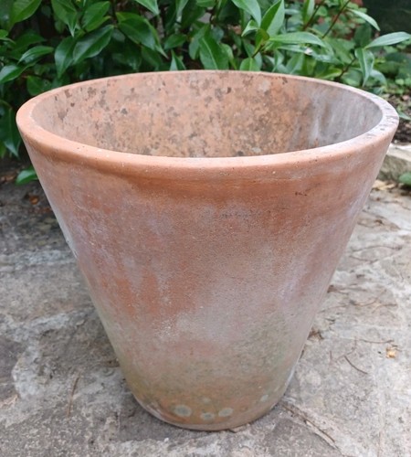 Leicht gealterter verwitterter handgeworfener Terrakottatopf 28 cm hoch ,28 cm quer oben