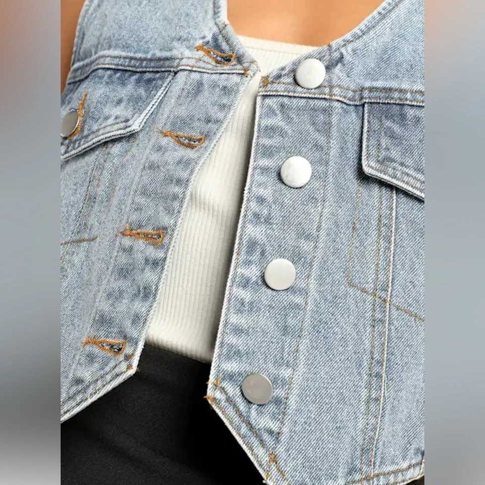 Chaleco de mezclilla lavado claro LULU’S abotonado sin mangas cuello en V azul Jean día social L Foto 2 de 4