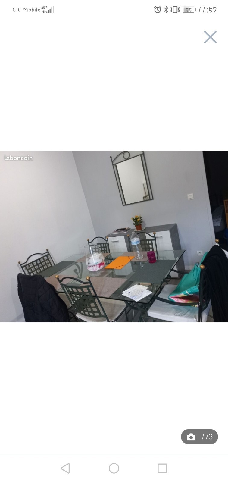 Table à manger en fer forgé et verre avec 6 chaises pour optimiser la luminosité des petits salons