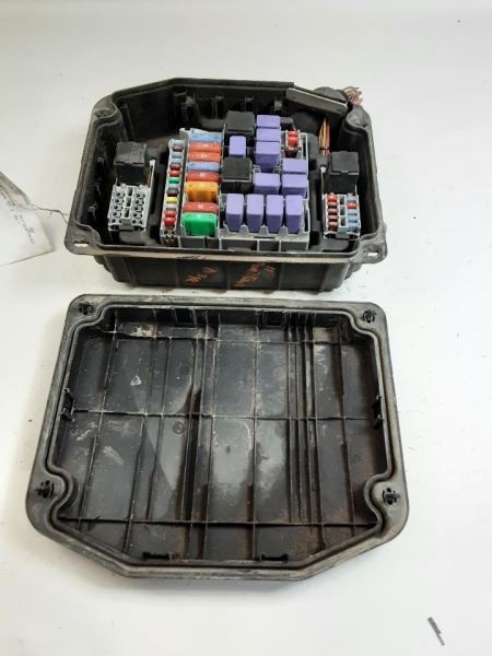 2011 11 MASERATI QUATTROPORTE FUSE PANEL RELAY BOX 