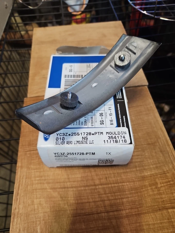 Cubierta de moldura de esquina de techo Ford F250 F350 Super Duty OEM nuevos conductores genuinos diestro Foto 4 de 4