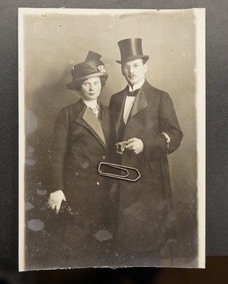Foto Portrait junge Frau Model Mann Konzerthaus Berlin Zylinder Hut Anzug Bild