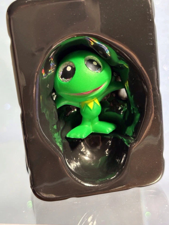 Figura Disney Doorables The Muppets KERMIT Blacklight con guía de coleccionista Foto 2 de 2