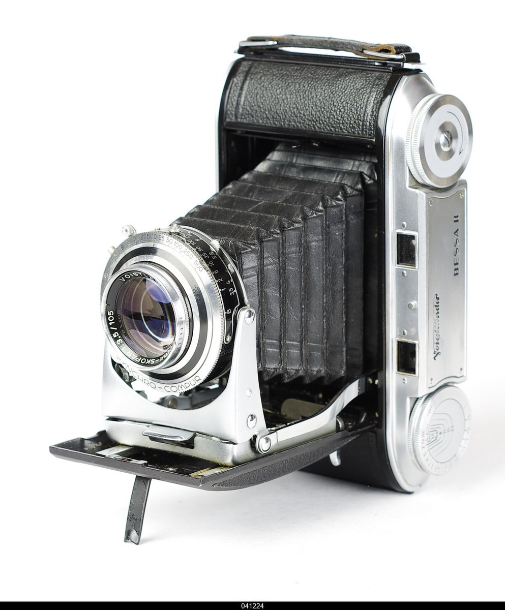 Voigtlander Bessa II with Color Skopar 3.5/105mm Rangefinder Voigtlander Bessa II with Color Skopar 3.5/105mm Rangefinder