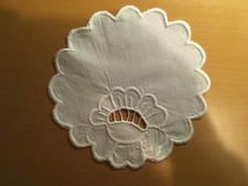 2 (!) kleine einfache runde Deckchen mit eingestickter Blume, ca. 19 cm