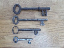 Antique Rustic Iron/Metal Keys x4