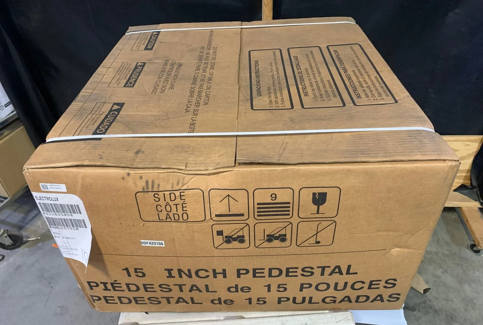 Pedestal de lavandería Electrolux 15" con cajón de almacenamiento en blanco (EPWD257UIW) Foto 4 de 4