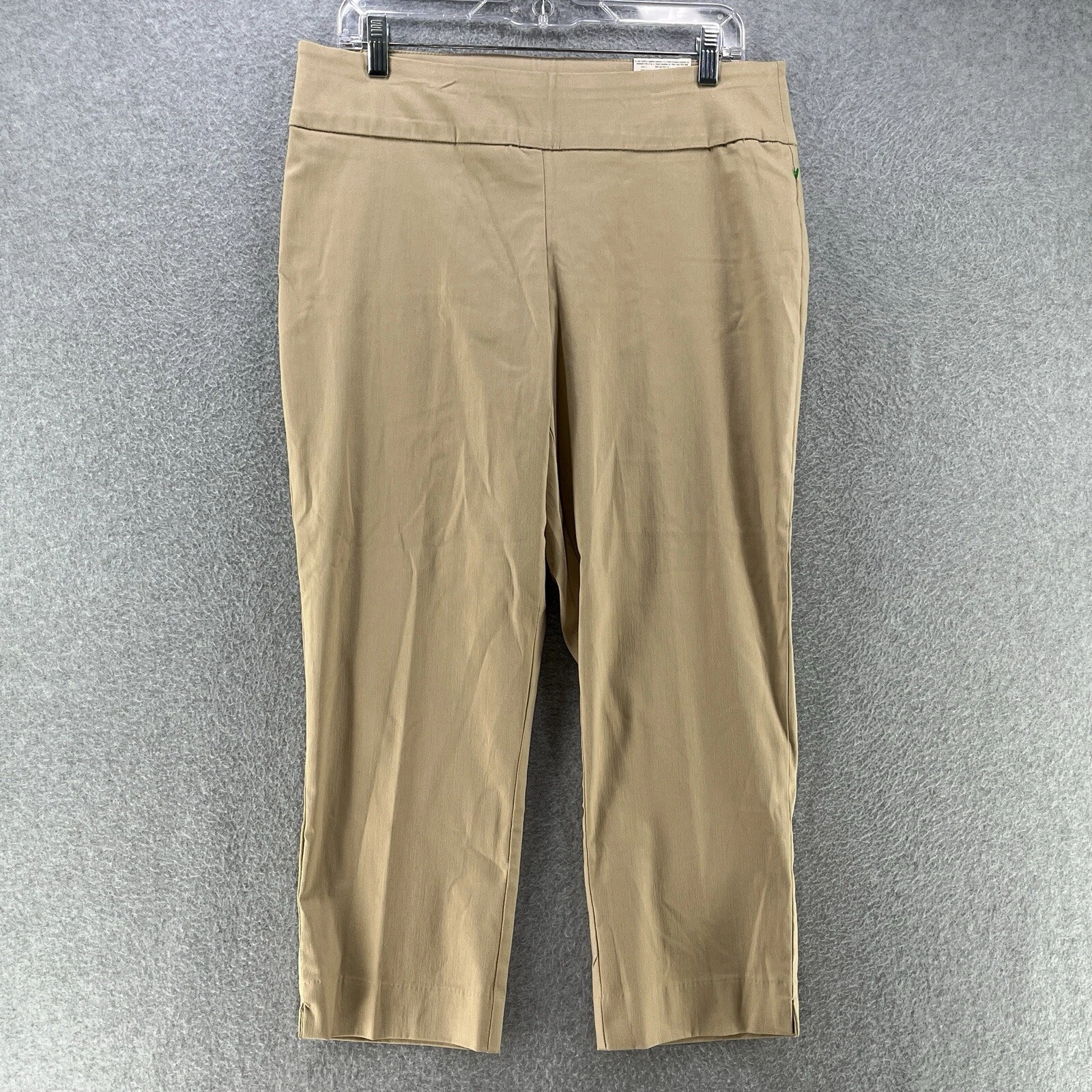 NWT St. John's Bay Capri Pants Size 14 W33 Mid Rise Fitted Hip & Thigh Stretchy