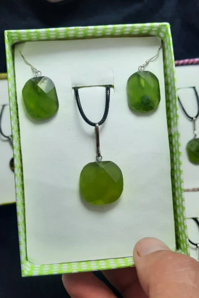 Juego de pendientes collar de piedras preciosas de serpenita de alta calidad Foto 2 de 2