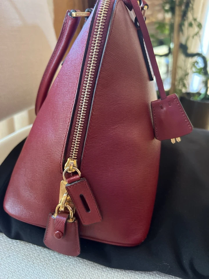 Bolso con asa Saffiano rojo borgoña Prada Foto 4 de 4