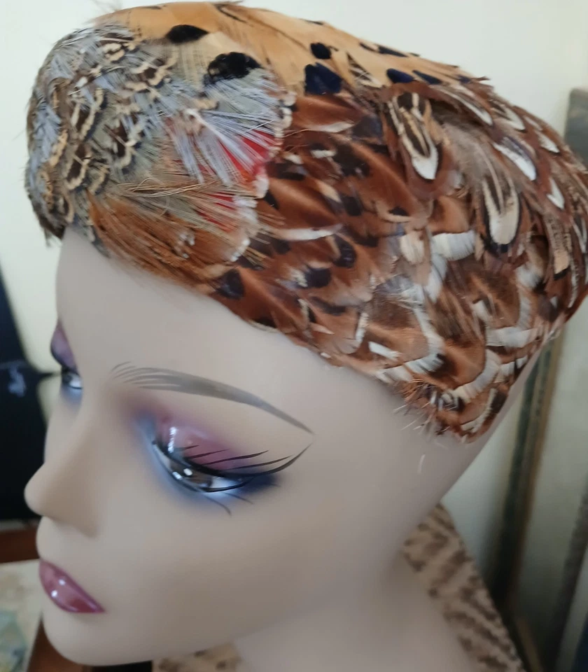 De Colección Sombrero de Pluma de Faisán para Mujer Años 50 Redondo Multicolor Boho Mediados de Siglo Foto 2 de 4