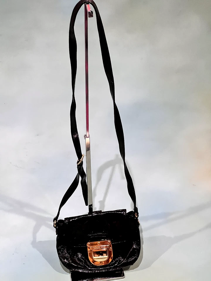 Michael Kors Charlton 黑色漆皮斜挎包手提包金色扣带 — 第 2/4 张图片