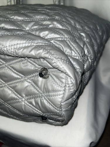 Baggallini Tasche silber metallic gesteppt Stoff Reißverschluss recycelt Größe Large - Bild 10 von 14