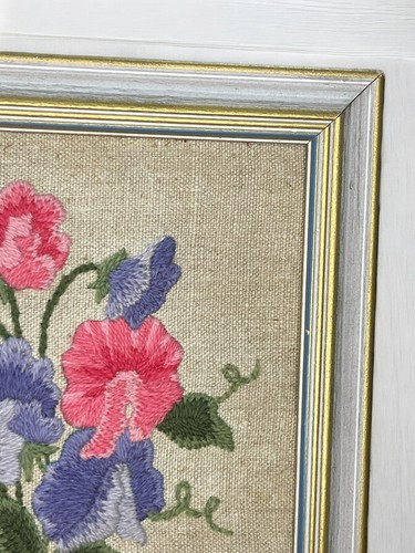 Crewel Ricamato Fiore Cornice Arte 8 e 3/8” Quadrato Vintage Casetta Floreale - Foto 5 di 8