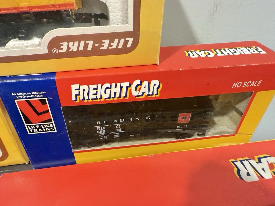 Lot of 7 HO Scale Model Train Freight Cars Life Like/IHC  Trains Chessie System - Image 3 of 4