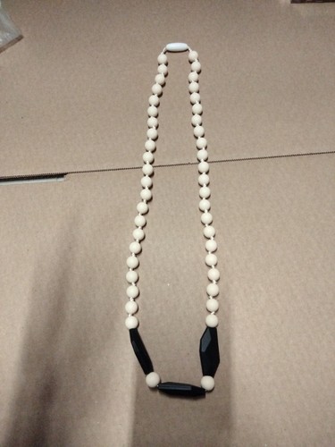 Milk Daze Teething Necklace Beige & Black - Foto 5 di 8