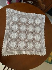 Centrino quadrato di cotone bianco fatto all’uncinetto