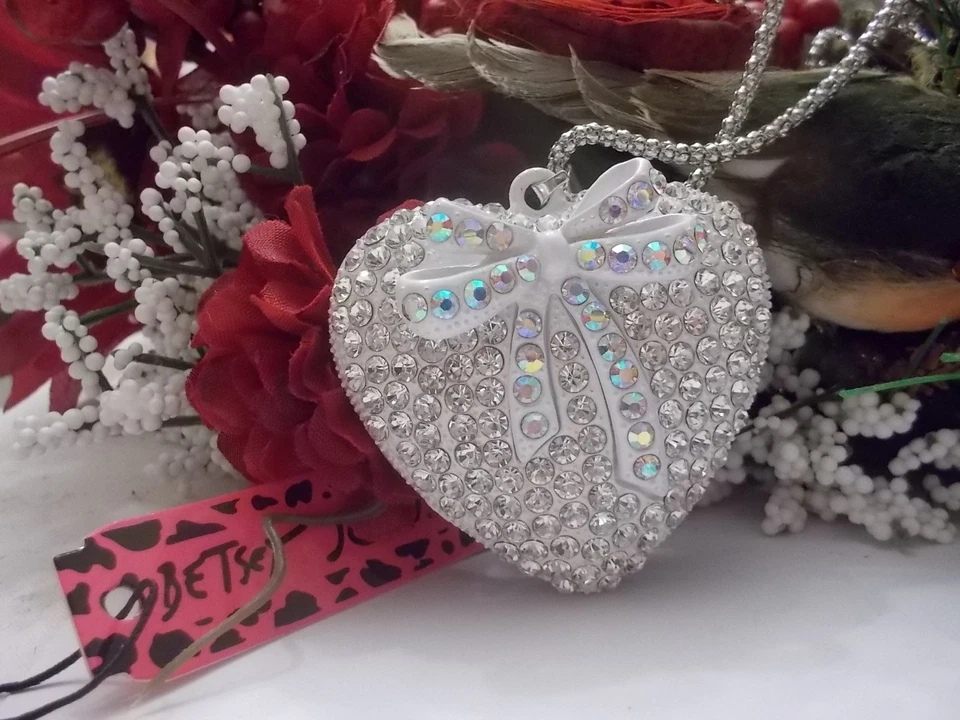 COLLAR COLGANTE BETSEY JOHNSON CORAZÓN BLANCO BRILLANTE PAJARITA CADENA LARGA Foto 4 de 4