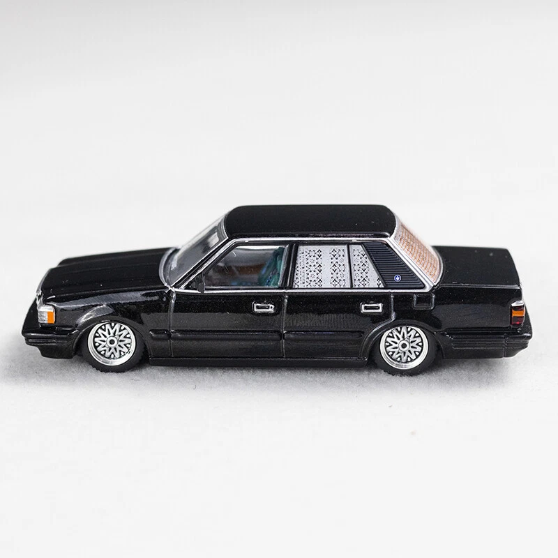 XCARTOYS 1/64 CUSTOM TOYOTA CROWN GEN.7 + FIGURE Y51-08