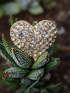 Authentic HEART VINTAGE BROOCH MADE IN ENGLAND IN THE 1980'S. DEAD STOCK. GOLD PLATED