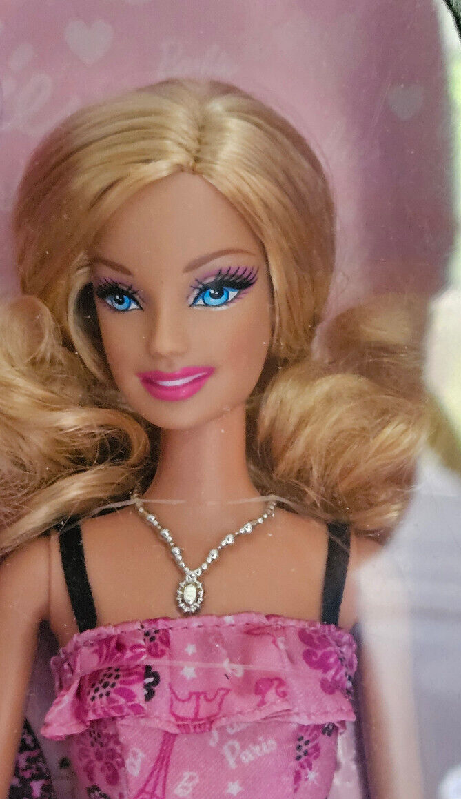 NRFB coffret poupée doll BARBIE 2010 exclusivité Carrefour T9403