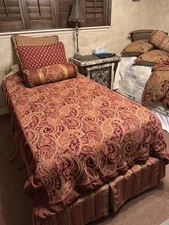 Eastern Accents Twin Bedding Duvet Set With Decorative Pillows