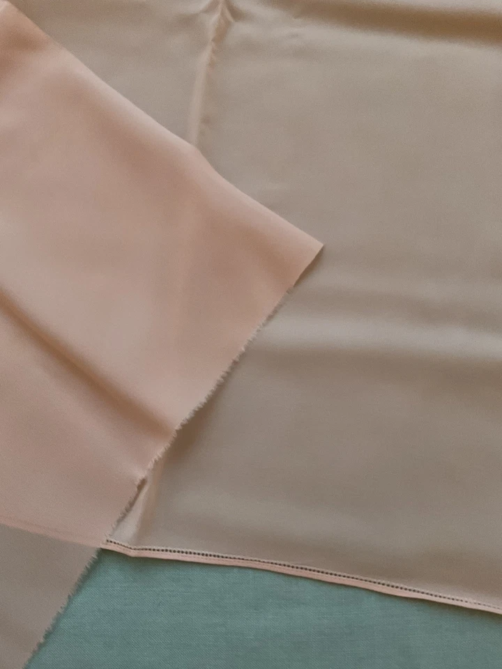 Original Vintage 1940s Pinky Peach Scarf has Floral Detail in Christmas Gift Box - Image 4 of 4