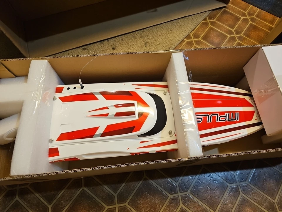 Pro Boat Impulse 32" Brushless V-Hull RC Boat - White/Red (PRB08037T2) - Image 4 of 4